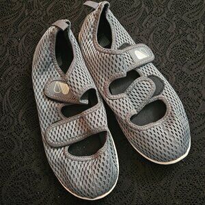 NWT Besroad Men's Memory Foam Velcro Shoe/Slipper (12-13 Women / 9.5-10.5 Men)